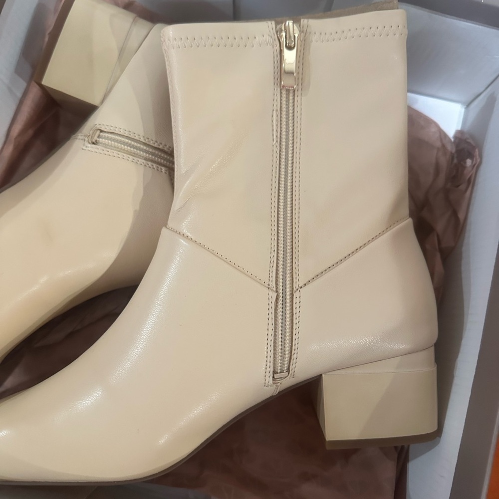 New in Box Franco Sarto Cream Ankle Booties Side Zip  Versatile Neutral Sz 8 - Picture 3 of 7